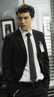 John Francis Daley als Dr. Lance Sweets.