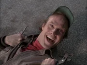 Murdock (Dwight Schultz) hat das Auto prepariert und freut sich nun hysterisch...