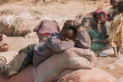 NZZ Format Kinderarbeit fürs Klima – Der umstrittene Kobalt-Abbau in Kongo Erschöpftes Kind