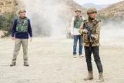 Jack Sloane (Maria Bello, r.) und das Team sollen Senator Phillips (James Morrison, l.) nach einem Schicksalsschlage wieder sicher von Afghanistan zurück nach Hause bringen, doch Unbekannte scheinen dies verhindern zu wollen ...