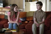 Missy Cooper (Raegan Revord, l.); Sheldon Cooper (Iain Armitage, r.)