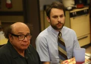 Frank Reynolds (Danny DeVito, l.); Charlie Kelly (Charlie Day, r.)