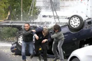 Als Eva und Franziska mit dem Boot aus dem Hafenbecken katapultiert werden, ziehen Semir (Erdogan Atalay, li.) und Ben (Tom Beck, re.) Manuel (Jan Henrik Stahlberg) in letzter Sekunde aus dem Unfallwagen, um ihn in Sicherheit zu bringen.