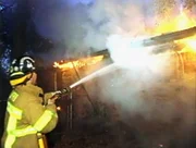 Eine verheerende Bombenexplosion hat mehrere Menschenleben gekostet. Die Bombe war eigens so konstruiert, dass sie den größtmöglichen Schaden hinterlässt.
