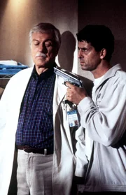 George (Jeff Allin, r.), ein Verurteilter, entführt Mark (Dick Van Dyke, l.).