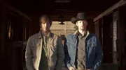 Caleb (Kerry James, re) berichtet Ty (Graham Wardle, li) vom ungewöhnlichen Ende seiner Hochzeitsreise.