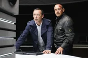 Tom Wegner (Michael Roll, li.) kopiert für Semir (Erdogan Atalay) die Formel, die Semir in Istanbul an die Drogenorganisation übergeben soll, auf einen USB-Stick.