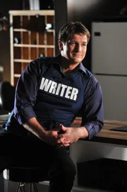 Obwohl es ihm sehr schwer fällt, versucht Castle (Nathan Fillion) locker zu bleiben. Beckett steht auf einer Bombe, die bei jeder kleinen Bewegung hochgehen könnte ...