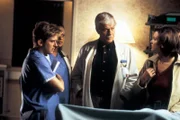 (v.l.n.r.) Dr. Jesse Travis (Charlie Schlatter); Amanda Bentley-Livingston (Victoria Rowell); Dr. Mark Sloan (Dick Van Dyke); Ruth Chandler (Leslie Horan)