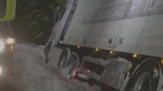 In dieser Saison hat Jo Roger zwei neue Abschleppwagenfahrer in seiner Werkstatt eingestellt, Stig und Vidar. Als ein 28-Tonnen-Lkw von der Straße abrutscht, schickt Ole Henrik die neuen Jungs auf die Reise. (National Geographic/ITV Studios Norway AS)