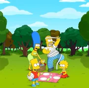 (24. Staffel) - Die Simpsons sind eine nicht alltägliche Familie: Maggie (M.), Marge (2.v.l.), Lisa (r.), Homer (2.v.r.) und Bart (l.) ...