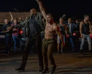Organisator (M.J. George, l.); Eddie Diaz (Ryan Guzman, r.)