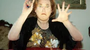 Wahrsagerin Helga (Hella von Sinnen) versucht, Rita mit Hilfe ihres Schlüsselbundes die Zukunft vorherzusagen.