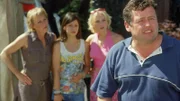 Benno (Willi Thomczyk) wollte es sich eigentlich gemütlich machen. Doch die Frauen haben anderes mit ihm vor: (v.l.) Uschi (Antje Lewald) hat kein Gas, Tanjas (Natascha Hockwin) Fahrrad ist kaputt und Stefanie (Dana Golombek) fehlt ein Durchfegerost...