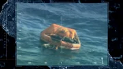 Ein Floß schwimmt im Wasser. (Goya Productions)
