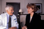 Dr. Mark Sloan (Dick Van Dyke, l.); Dr. Gina Lawson (Sally Jessy Raphael, r.)