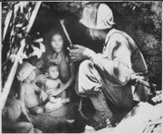 Ein Mitglied einer Marinepatrouille auf Saipan fand diese japanische Familie in einer Hanghöhle versteckt.