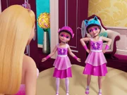 Zooey (re.) und Gabby (Mi.) sind begeistert, als sie erfahren, dass ihre große Schwester die mutige Super-Prinzessin ist.