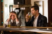 Hannah (Lena Dunham, l.) kann immer noch nicht fassen, dass ihr Vater schwul ist. Sie sucht Rat bei ihrem schwulen besten Freund Elijah (Alex Karpovsky, r.).