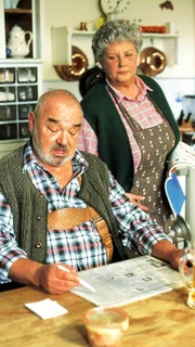 Verständnislos beobachtet Martha (Erna Wassmer) ihren Bruder Louis (Alfons Biber), der die Kontaktanzeigen in der Zeitung studiert.