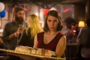 Shoshanna (Zosia Mamet) betreibt Wahlkampf für Ray.