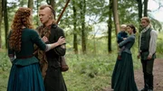 Outlander – Die Highland-Saga Staffel 5 Folge 8 Ein unerwarteter Rückkehrer: Sophie Skelton (Rückansicht) als Brianna Randall Fraser, John Bell als junger Ian, Andrew Adair als Jemmy MacKenzie, Caitriona Balfe als Claire Randall, Sam Heughan als Jamie Fraser