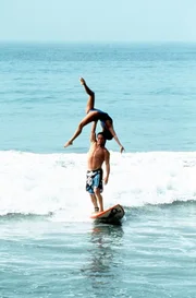Anna Shisler und Bobby Friedman, amtierende Meister im Tandem-Surfen, zeigen ihr Können.