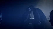Ein Mann flüstert einer Frau ins Ohr