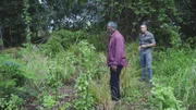 Leroy Davis (Frankie Faison, l.) bringt Steve McGarrett (Alex O'Loughlin, r.) zu einem ganz besonderen Ort ...