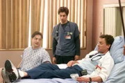 J.D. (Zach Braff, M.) bewundert das Verhalten von Dr. Cox (John C. McGinley, r.) und glaubt, einen wahren Helden vor sich zu haben. Dass dem nicht wirklich so ist, bemerkt J.D. erst, als Ben (Brendan Fraser, l.) mit der Chemotherapie beginnt ...