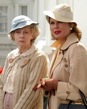 v.li.: Geraldine McEwan (Miss Jane Marple), Joanna Lumley (Dolly Bantry).