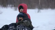 Sydney und Ryder Roach spielen im Schnee, während sie ihrem Vater helfen. (National Geographic)