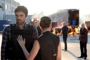 Marcos (Sean Teale, l.); Carmen (Michelle Veintimilla, r.)