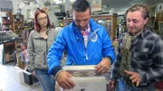 Alena (li.) mit Mauro Corradino (Mitte) beim Schallplattenverkauf