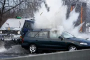 Der Mörder kann nach einer von ihm ausgelösten Massenkarambolage auf der Autobahn unbehelligt fliehen....