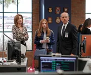 Ein neuer Fall betrifft Agent Fornells (Joe Spano, r.) und dessen Frau Diane Sterling (Melinda McGraw, l.) sowie Tochter Emily (Juliette Angelo, M.) ...