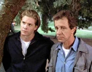Charles Weatherly (Richard Gilliland) und Dave Perrin (Gary Harshberger) suchen Daves verschwundene Schwester.