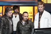 Die Ereignisse spitzen sich zu, als (v.l.) Schillinger (Uwe Fellensiek), Ben (Tom Beck), Semir (Erdogan Atalay) von Hartmut (Niels Kurvin) erfahren, dass die Gangster Schillingers Tochter entführt haben.