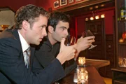Max (Alexander Sternberg, l.) ist überrascht, als David (Mathis Künzler, r.) ihm von seinem Vorhaben, Richard von einer Detektivin ausspionieren zu lassen, berichtet.