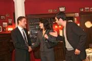 Max (Alexander Sternberg, l.) freut sich, im Wolfhardt's Davids (Mathis Künzler) attraktive Begleitung Frau Müller (Patricia Hoffmann, M.) kennenzulernen - doch wer ist die Dame?