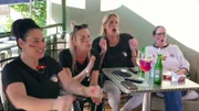 Die Benz-Baracken sind im EM-Fieber. Zumindest bei Ela (li.) im grünen Block. Denn die veranstaltet heute eine kleine EM-Party zum Spiel Deutschland gegen Ungarn. Mit von der Partie sind dabei ihre Nichten Sandra und Mel samt Partnerin Natascha.