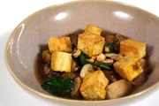 Tofu in Curry gebraten mit sauer-scharfen Pilzen.