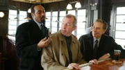 Ein russisches Model ist an den Folgen einer tödlichen Medikamentenmischung gestorben. Bei ihren Ermittlungen stoßen Det. Green (Jesse L. Martin, li.) und Det. Briscoe (Jerry Orbach, re.) auf Dr. Heinz (Jonathan Hogan), der sich "Doktor der Stars" nennt und dem Opfer die Medikamente verschrieben hat.