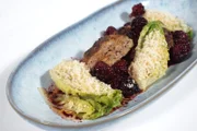 Wildschweinpflanzerl mit Brombeeren.