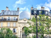 Eine Amöbe aus Aluminiumlamellen (Architekt: Renzo Piano) schiebt sich frech zwischen zwei altehrwürdige Haussmann-Wohnhäuser: Die Fondation Jérôme Seydoux-Pathé in Paris.