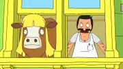 Bob's Burger ist kurz davor, die 100.000 Burger-Marke zu knacken, und das ist vor allem für Bob (r.) unglaublich aufregend. Diese Aufregung ist allerdings nur von kurzer Dauer, denn plötzlich betritt ein radikaler Dokumentarfilmer - mit einem jungen Ochsen mit blonder Perücke - den Laden ...
