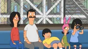 Bob (2.v.l.), Linda (l.), Louise (2.v.r.), Gene (M.) und Tina (r.) gehen zu einem lokalen Baseballspiel, um sich ihre kürzlich neu erworbene Werbung für ihr Restaurant anzuschauen. Die fällt allerdings deutlich kleiner aus als gedacht ...