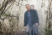 In den Wäldern New Orleans suchen Pride (Scott Bakula, l.) und Gregorio (Vanessa Ferlito, r.) nach dem vermissten Noah - und finden ihn ...