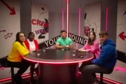 Moderator Chinedu Melcher diskutiert im Young Crime Studio mit Bethany, Alessia und Thore. Die juristischen Fakten erläutert Jugendrichterin Julia Trinte.