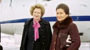 Simone Veil, Präsidentin des Europaparlaments, begrüßt die britische Premierministerin Margaret Thatcher zu Beginn ihres offiziellen Besuchs in Straßburg im Dezember 1981.